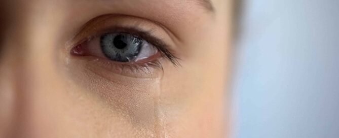 traenende augen