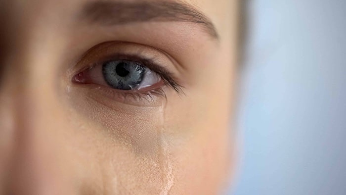 traenende augen